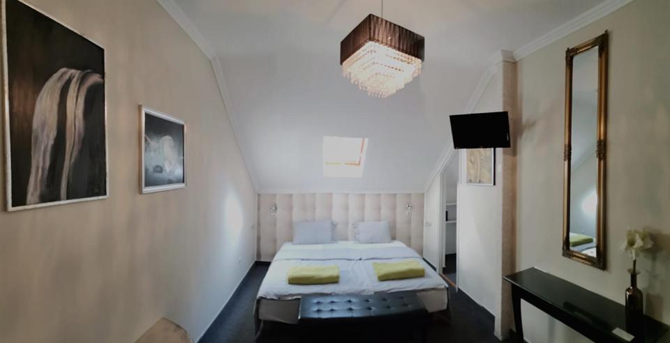 Lika Panzio Gyula Hotel Luaran gambar