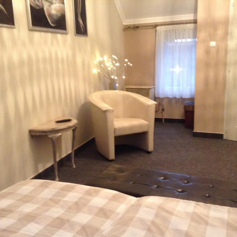 Lika Panzio Gyula Hotel Luaran gambar